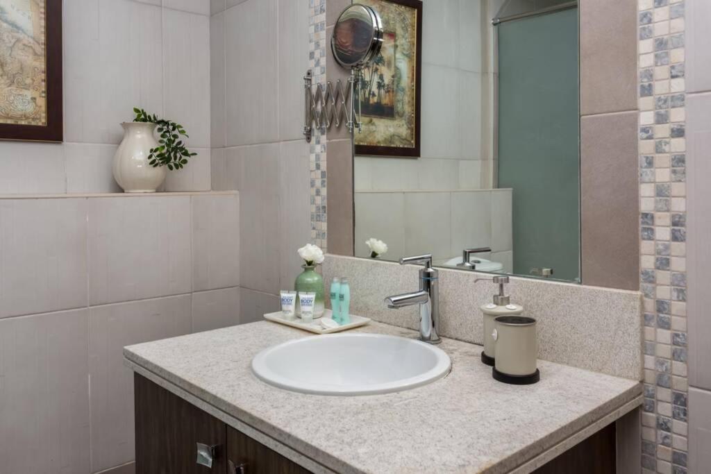 Higuests - Roomy Apt With Infinity Pool Close To Burj Khalifa ดูไบ ภายนอก รูปภาพ